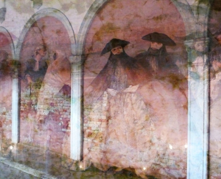 Arcades roses aux ombres de festival